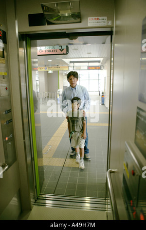 Vater und Sohn steht vor einer Rolltreppe Stockfoto