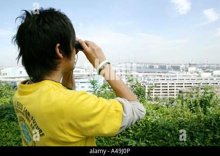 Seitenansicht eines jungen Mannes, der Blick durch ein Fernglas Stockfoto