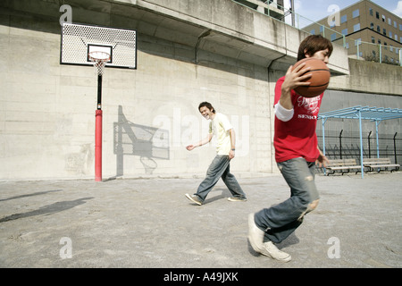 Zwei junge Männer Basketball spielen Stockfoto