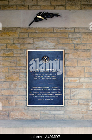 Plaque, die Cameron Highlanders von Ottawa in der kanadischen Soldatenfriedhof bei Beny Sur Mer Normandie Frankreich Stockfoto