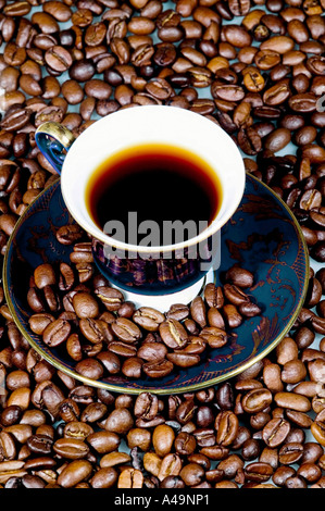 Tasse Kaffee Eon Kaffeebohnen / Tasse Mit Kaffe Auf Kaffeebohnen Stockfoto