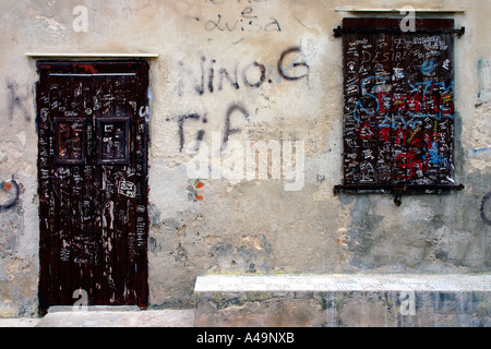 Tür und Fenster eines Hauses in der Thunfisch Angeln Stadt von Capo Passero südlichen Sizilien Italien Stockfoto