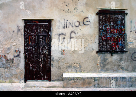 Tür und Fenster eines Graffiti bedeckt-Hauses in der Thunfisch Angeln Stadt von Capo Passero Sizilien Süditalien Stockfoto