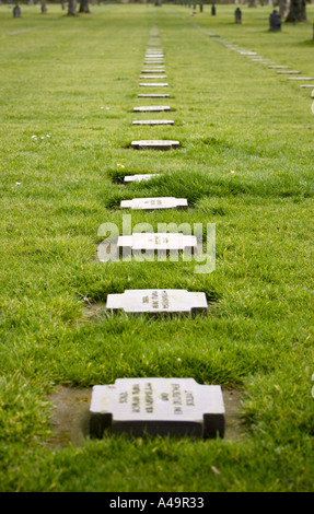 Gräber am deutschen Soldatenfriedhof in La Cambe Normandie Frankreich bleibt jeweils eine Anzahl von Soldaten Stockfoto