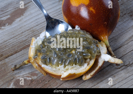 Süße Granadilla / gelbe Passionsfrucht Stockfoto