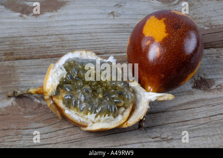 Süße Granadilla / gelbe Passionsfrucht Stockfoto