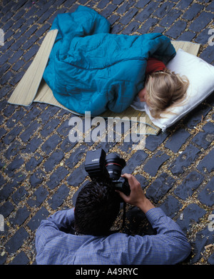 Fotograf fangen junge schlafende blonde Mädchen Zuschauer bei Royal Hochzeit Windsor Stockfoto