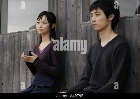 Nahaufnahme eines jungen Paares sitzenden Stockfoto