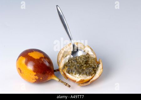 Süße Granadilla / gelbe Passionsfrucht Stockfoto
