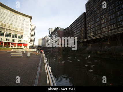 Blick entlang dem Fluß Irwell in der Nähe von Trinity Bridge, Str. Marys Pfarrhaus, Salford, Manchester, UK Stockfoto