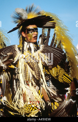 Festlich gekleidete Mann am Treffen der Nordamerican Indianer Powwow, Kanada, Alberta, Patt Powwow tanzen Stockfoto