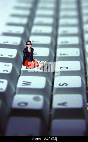 junge Frau sitzt auf einer Computerkonsole Stockfoto