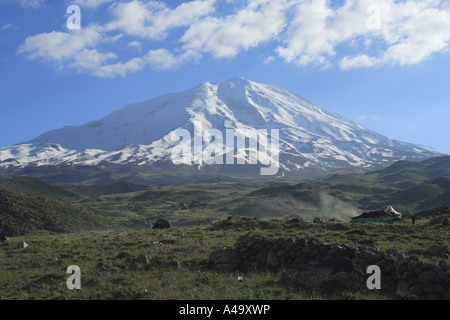 Berg Ararat (5165 m), höchster Berg der Türkei, im Morgengrauen mit ein Nomadencamp im Vordergrund, Türkei, Ost-Anatolien, Stockfoto