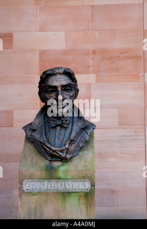 Statue von Sir John Giovanni Battista Barbirolli in Barbirolli Platz Manchester UK Stockfoto
