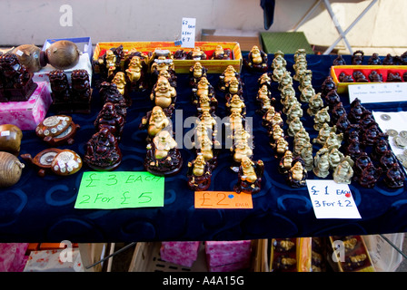 Kleine chinesische Buddha Souvenirs auf Tisch in einem Straßenmarkt Stockfoto