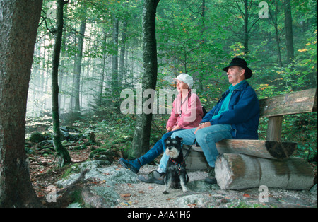 Wanderer auf Bank Stockfoto