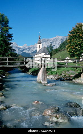 Ramsauer Ache mit Kapelle Stockfoto