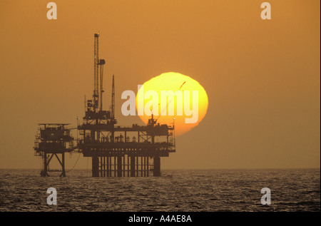 Offshore-Erdöl Bohrinsel gesehen bei Sonnenuntergang Stockfoto