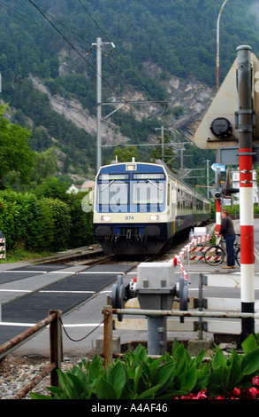 Zug nähert sich Interlaken West Station in der Schweiz Stockfoto