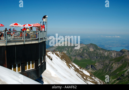 Blick vom Gipfel des Schilthorn in der Schweiz zeigt das Drehrestaurant Stockfoto