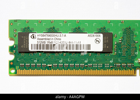 512mb PC-RAM-Speicher-Chip auf weißem Hintergrund Stockfoto