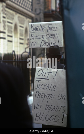 Anti-Abtreibung hält Demonstrant mit starken Mitteilungen eine Mahnwache auf den Straßen außerhalb einer Spezialklinik im Zentrum von London Stockfoto