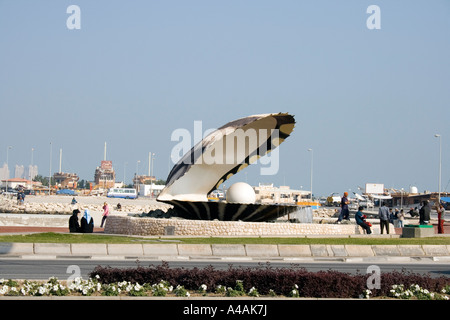 Erinnerung an die traditionelle Perlentauchen in der Mitte eines Kreisverkehrs an der Corniche in Doha Katar Stockfoto