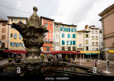 Bunte Platz mit Brunnen in der Front. Le Puy En Velay, Auvergne, Frankreich Stockfoto