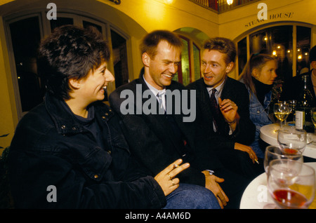 Yuppies trinken in eine Wein-Bar nach der Arbeit, London, England Stockfoto