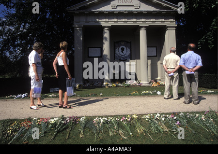 Besucher am Schrein an Prinzessin Diana auf dem Anwesen Althorp, Northamptonshire, England. Diana war ein Mitglied der Familie Spencer Stockfoto