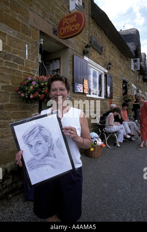 Frau Besucher Althrop Estate holding Zeichnung von Diana, Prinzessin von Wales. Diana war ein Mitglied der Familie Spencer. Stockfoto