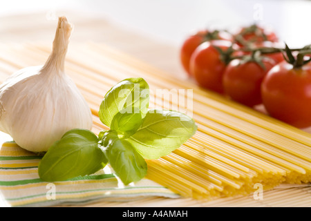 Zutaten für Spaghetti und italienische Tomatensauce Stockfoto