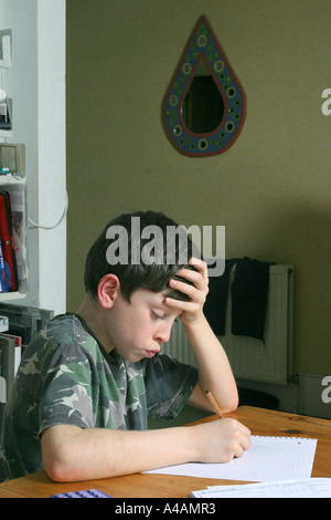 Ein acht Jahre alter Junge seine Mathe Hausaufgaben zu Hause, Februar 2006. Stockfoto