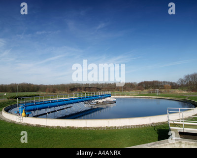 Becken voll von süß- und fast sauber in der letzten Phase der Wasserreinigung Tiel, Niederlande Stockfoto