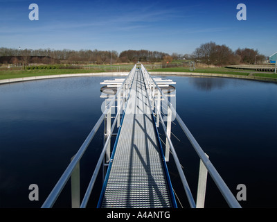 Becken voll von süß- und fast sauber in der letzten Phase der Wasserreinigung Tiel, Niederlande Stockfoto