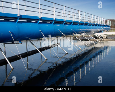 Becken voller Frische und fast sauberes Wasser in der letzten Phase der Wasseraufbereitung mit blauen Gehweg drüber Tiel der Niederlande Stockfoto