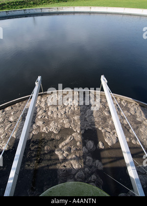 Schwimmende Schlamm Schlamm Schlamm Schleim Schlamm wird, enthalten und im Wasser Reinigung Kläranlage entfernt Stockfoto