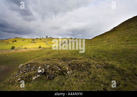 Blick über Ackerland bei Beresford Dale in der Nähe von Hartington im Peak District in Derbyshire Stockfoto