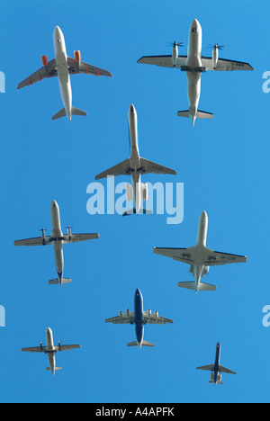 Montage von Flugzeugen, die Ankunft in einem regionalen Flughafen in Großbritannien Stockfoto