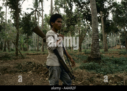 Bewaffnete Wachen auf einer Plantage in Streit in Imok, Laguna, Philippinen, Februar 1991 Stockfoto