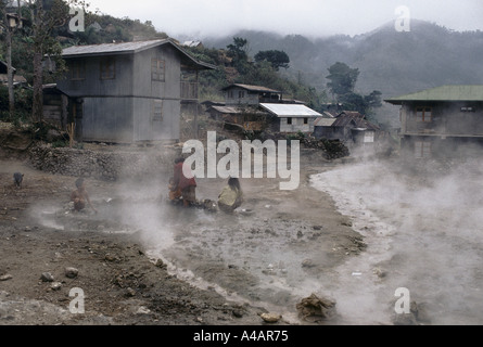 Cordilliera Berge Philippinen: Männer im It hauptsitz Village ein am frühen Morgen tägliche Bad in das Dorf heißen Quellen nehmen. Stockfoto