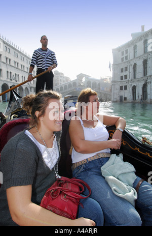 Eine Frau und Teenager Mädchen genießen eine Gondelfahrt auf dem Canal Grande in Venedig Stockfoto