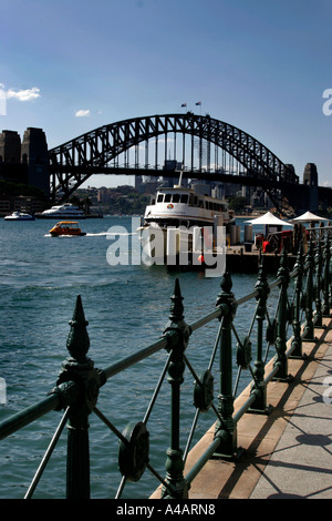 Circular Quay Sydney mit Harbour Bridge und Tour-Boot Stockfoto