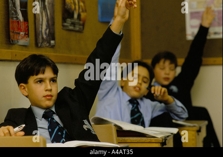 MANCHESTER GRAMMAR SCHOOL KLASSENZIMMER, SCHULJUNGEN, DIE ERZIEHUNG IHRER HÄNDE ZUR BEANTWORTUNG VON FRAGEN, 1990 Stockfoto