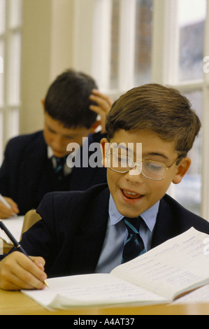 MANCHESTER GRAMMAR SCHOOL KLASSENZIMMER, SCHÜLER SCHREIBEN AN IHREN SCHREIBTISCHEN, 1990 Stockfoto