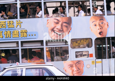 Werbung auf der Seite einer Straßenbahn in Central District, Hongkong 1996 Stockfoto