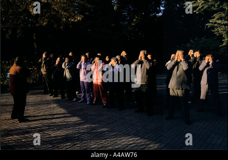 Peking 1997: Menschen beteiligt sich an einer Tai Chi-Klasse in den frühen Morgenstunden im Ritan park Stockfoto