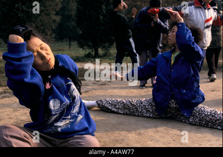 Peking 1997: Frauen nimmt Teil in einer Tai Chi-Klasse in den frühen Morgenstunden im Ritan park Stockfoto