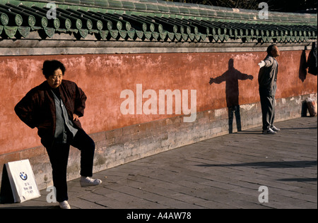 Peking 1997: Eine Frau beteiligt sich an einer Tai Chi-Klasse in den frühen Morgenstunden im Ritan park Stockfoto