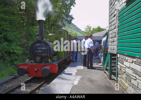 Talyllyn Zug mit viktorianischen Trainer an Dolgoch fällt Station Stockfoto